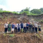Kapolres Aing Tanam Pohon di Lokasi Longsor Sukahening, Warga Sambut Hangat